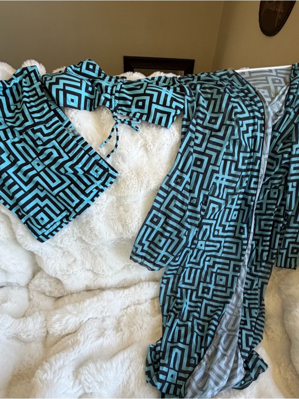 Geometric Aqua and Black 3 Piece Set - Picture 7 of 13